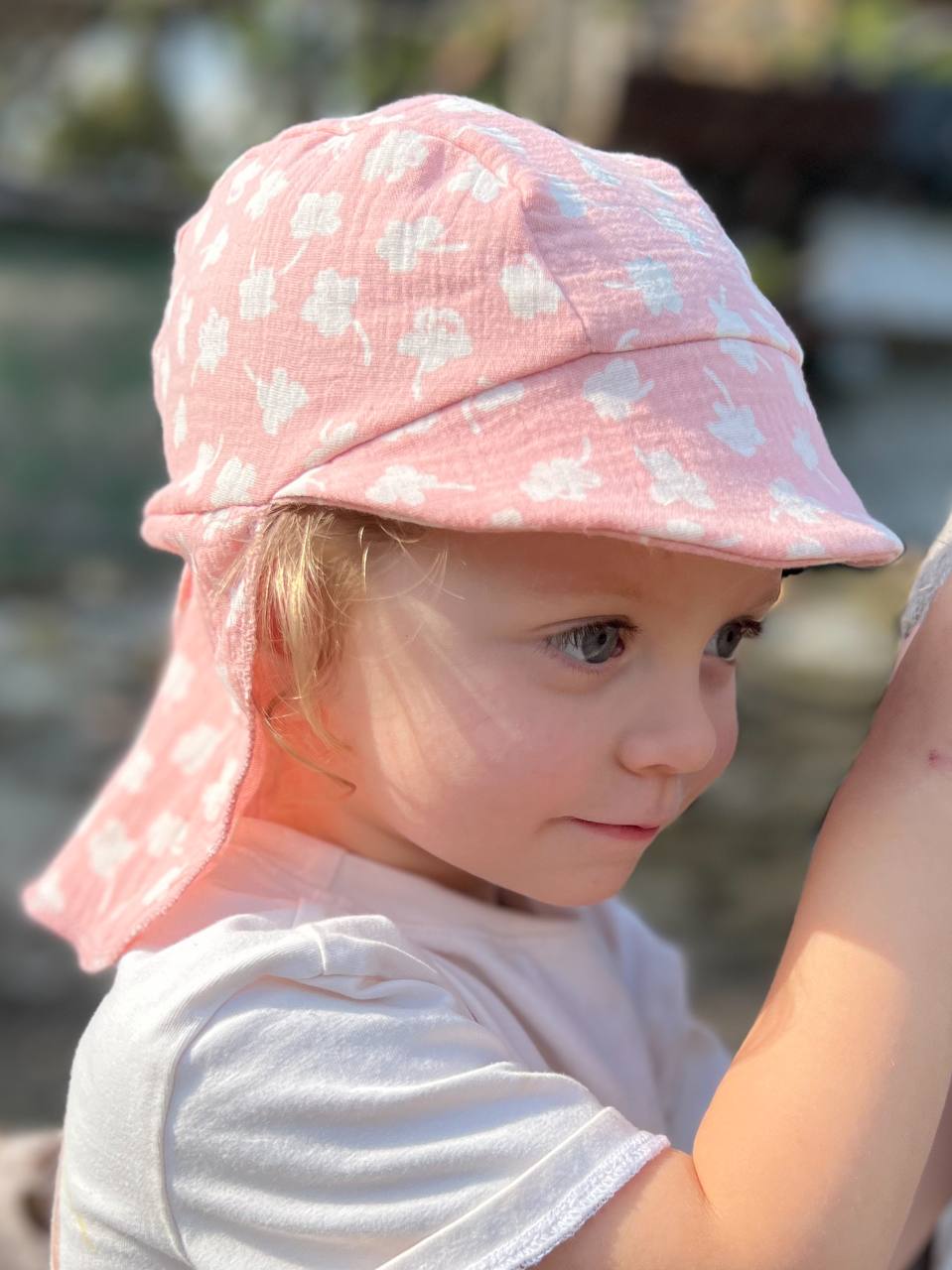 Střih na dětskou letní čepičku s kšiltem a saharou Jacob
