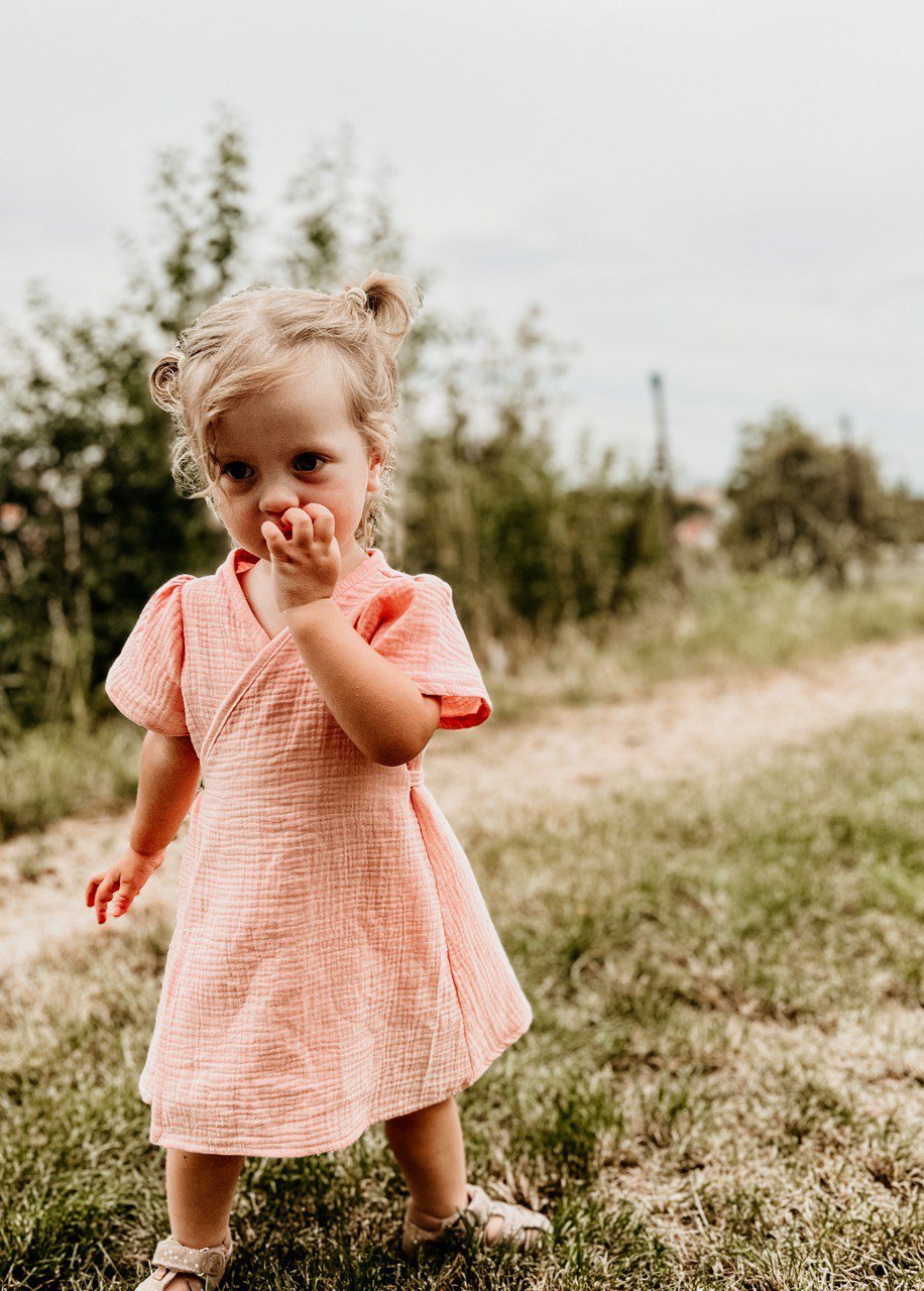 Střih na zavinovací dětské šaty " Chloe" - 56 - 140 - Šibabi.cz